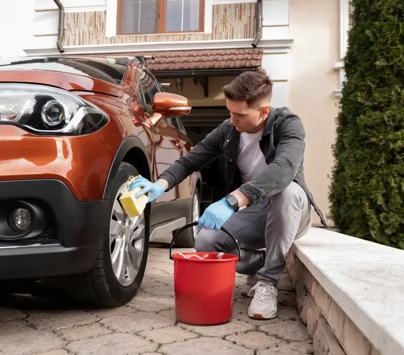 Lavage auto à domicile Menglon : professionnel intervenant sur un véhicule